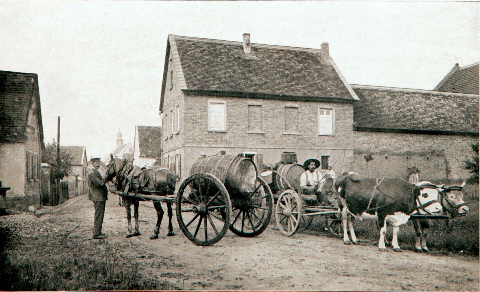 Fuhrwerke mit Wasserfässern in Lörzweiler