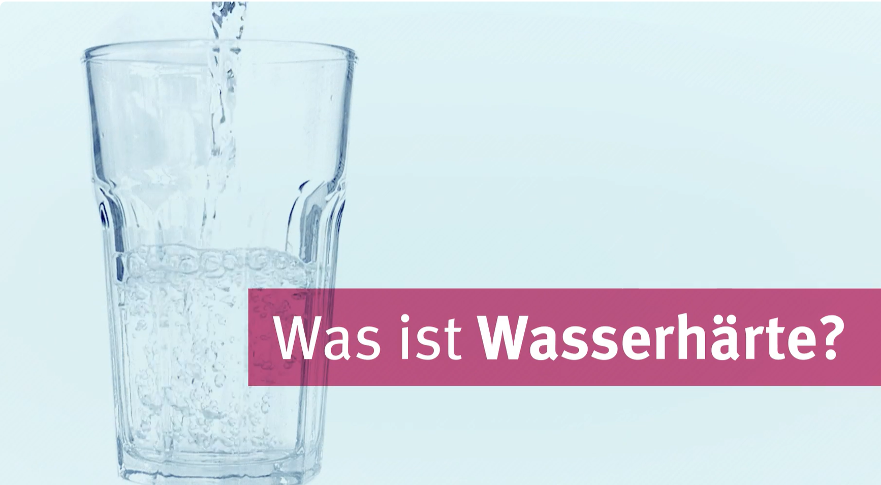 Glas mit Wasser und der Aufschrift: Was ist Wasserhärte. 
