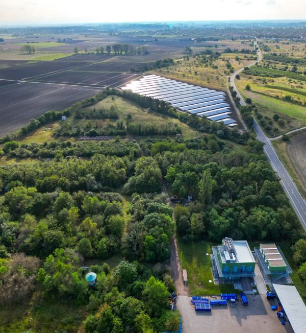 Luftaufnahme des wvr Geländes in Guntersblum mit Blick auf die NEA und die PV-Anlage.